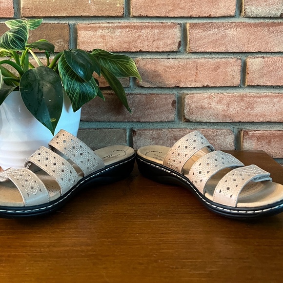 Ultimate Comfort Collection by Clarks Leisa Spice Sand Leather Slide On Sandal - Picture 6 of 9